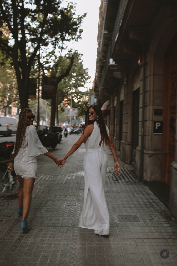La boda en Barcelona de Carla y Tori: un amor apasionado en medio de un oasis con sabor a mediterrneo